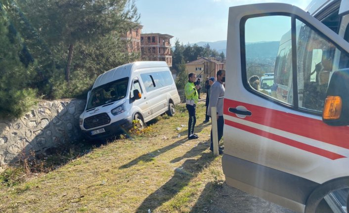 Sinop'ta öğrenci servisinin istinat duvarına çarptığı kazada 3 kişi yaralandı