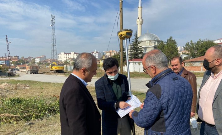 Suluova'da yol genişletme çalışmaları sürüyor