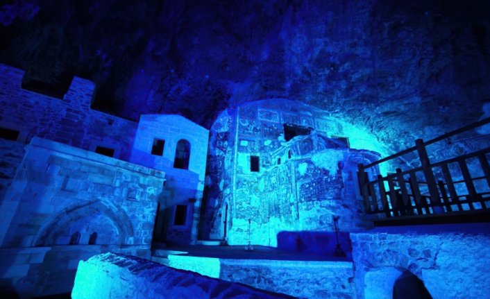 Sümela Manastırı, Dünya Çocuk Günü'nde mavi ışıkla aydınlatıldı