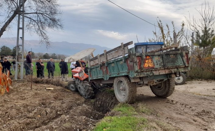 Tokat'ta devrilen traktörün altında kalan sürücü yaralandı