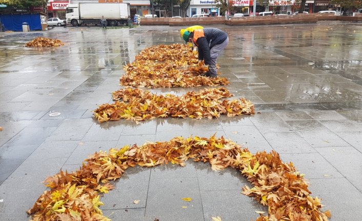 Tokat'ta temizlik işçisi ağaçlardan düşen yapraklarla 