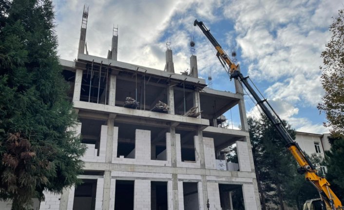 Trabzon'da inşaattan düşen işçi ağır yaralandı