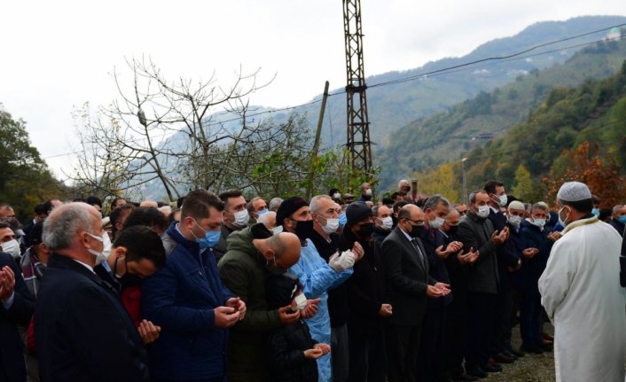 Trabzon'da Kovid-19 tedavisi gören öğretmen hayatını kaybetti