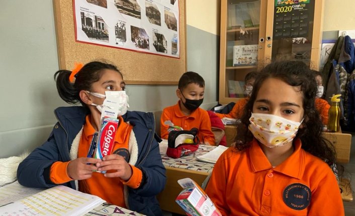 Yeşilyurt Belediyesi öğrencilere diş macunu ve diş fırçası dağıttı