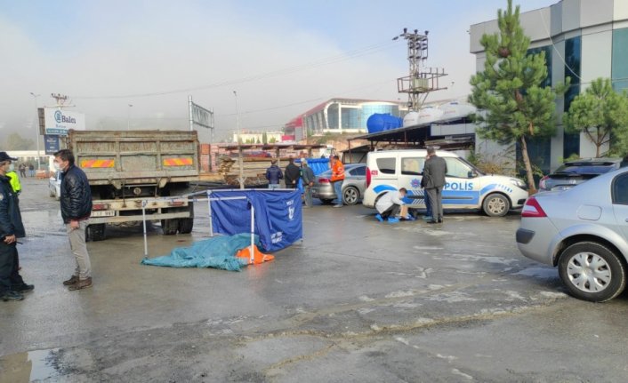 Zonguldak'ta geri manevra yapan kamyonun çarptığı kişi öldü