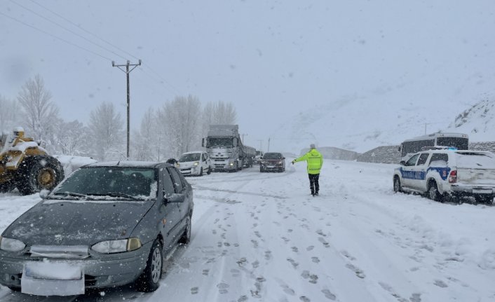 Bayburt-Erzurum kara yolunda Kop Dağı Geçidi'nde ulaşım durdu