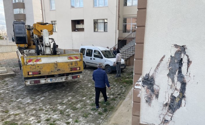Bolu'da freni boşalan hafif ticari araç istinat duvarını aşarak binaya çarptı