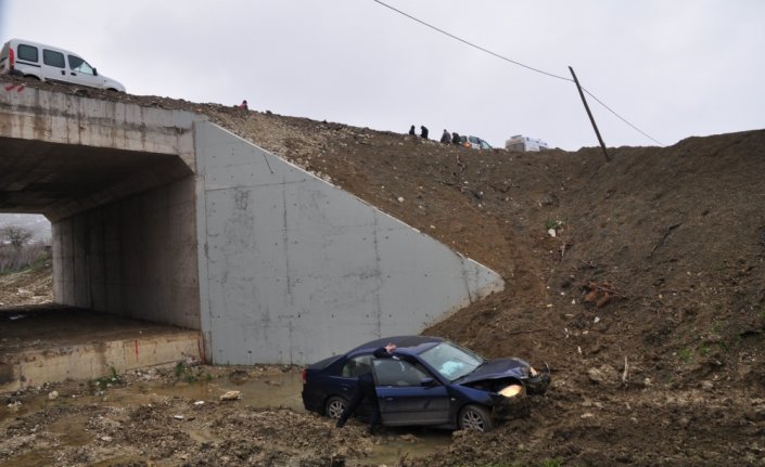 Bolu'da şarampole devrilen otomobilin sürücüsü yaralandı
