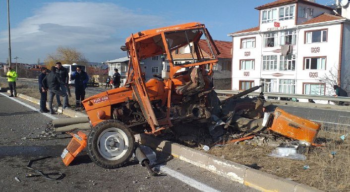 Bolu'da yolcu otobüsüyle çarpışan traktörün sürücüsü öldü