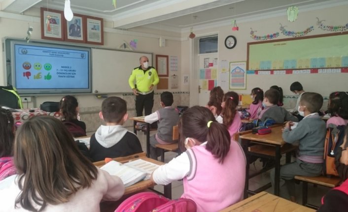 Çorum'un Alaca ilçesinde öğrencilere trafik güvenliği eğitimi verildi