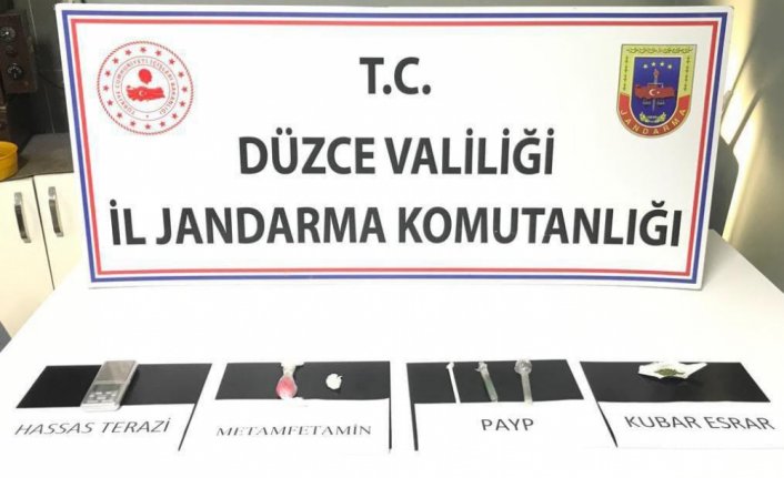 Düzce'de kaçak silah ve uyuşturucuyla yakalanan 2 şüpheli gözaltına alındı