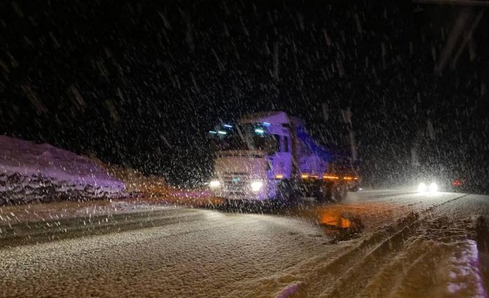 Düzce'de kar yağışı etkisini sürdürüyor