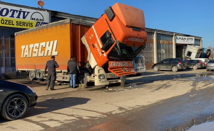 Düzce'de tamir ettiği tırın altında sıkışan kişi öldü