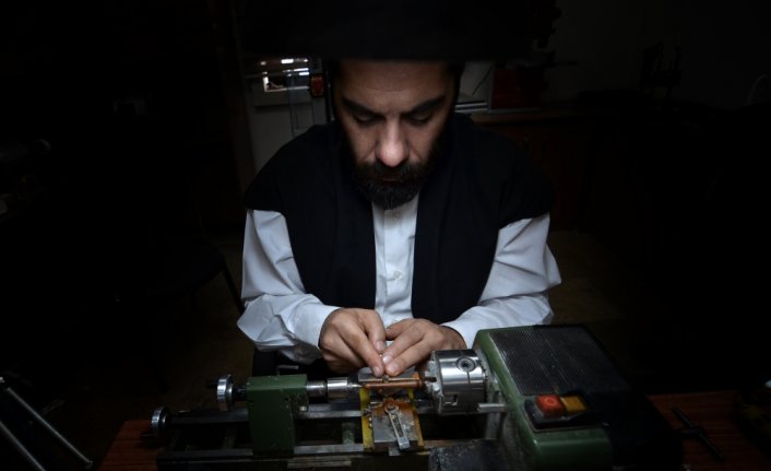 Gündüz tespih taneleriyle akşam sema gösterisiyle Allah'ı zikrediyor