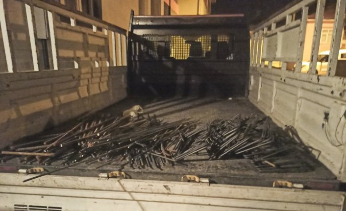 İnşaat bekçisini darbederek hırsızlık yaptıkları iddiasıyla 2 kişi tutuklandı