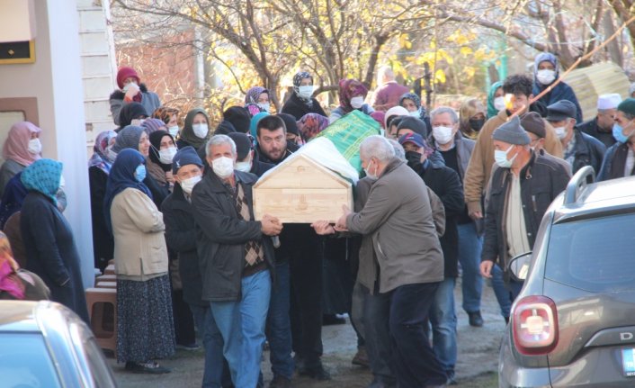 İstanbul'daki fırtınada hayatını kaybeden Huriye Pulur'un cenazesi Amasya'da defnedildi