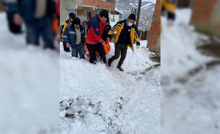 Kar nedeniyle mahsur kalan hastalar paletli ambulansla hastaneye götürüldü