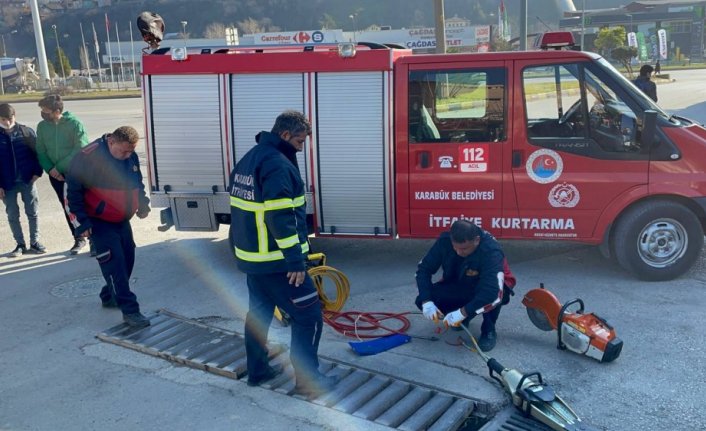 Karabük'te ayağı mazgala sıkışan genci itfaiye kurtardı