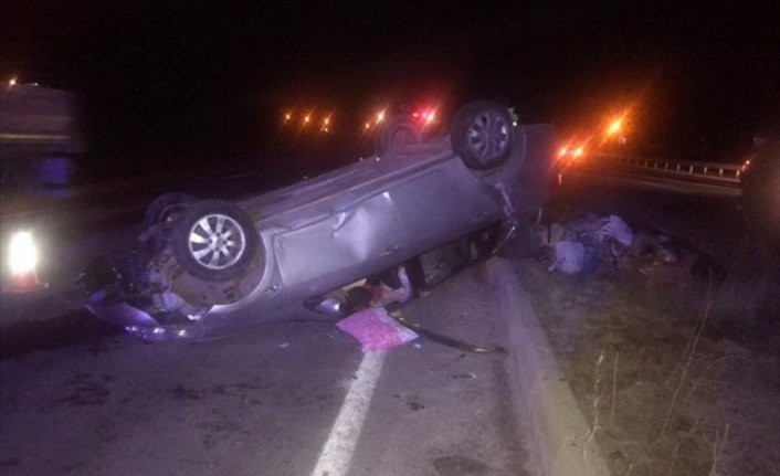 Karabük'te devrilen otomobildeki 2 kişi yaralandı
