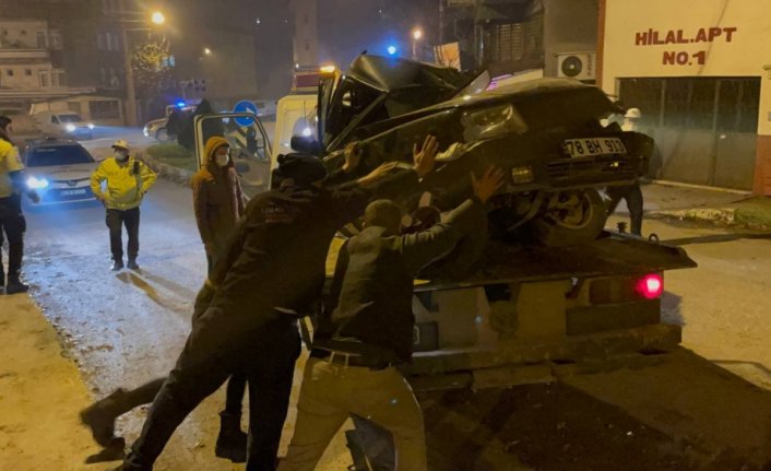 Karabük'te kendiliğinden hareket eden tır 3 otomobile çarptı