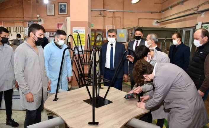 Karabük'te meslek lisesi öğrencileri 54 okula kütüphane yaptı