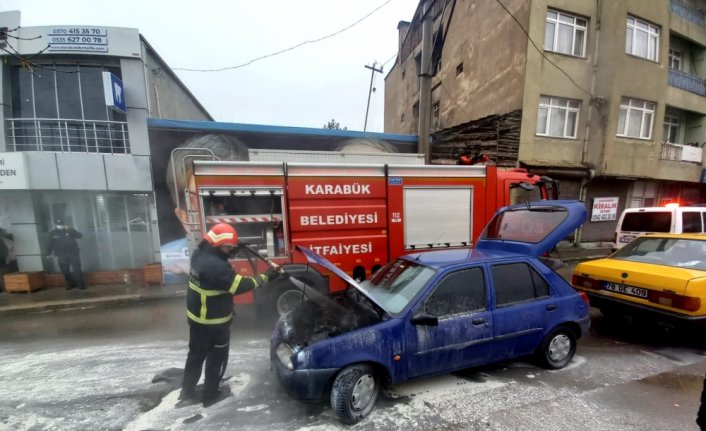 Karabük'te park halindeyken yanan otomobil hasar gördü