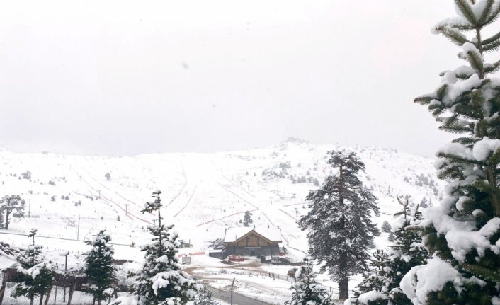 Kartalkaya'da kar yağışı etkili oluyor