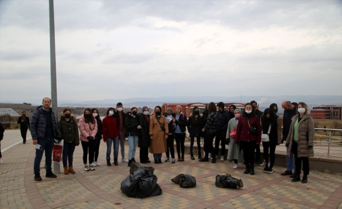 Kastamonu Üniversitesinde öğrenci ve akademisyenler kampüsü temizledi