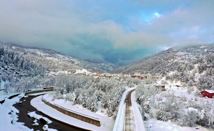 Kastamonu'nun çam ormanlarıyla çevrili Şenpazar ilçesi beyaza büründü