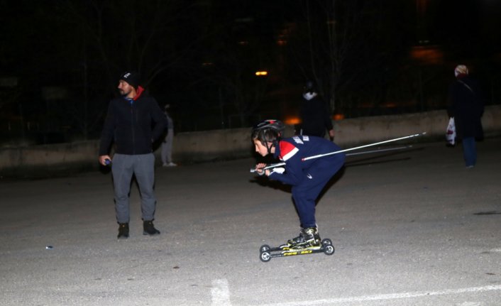 Kayaklı koşu sporcuları sezona sokak lambalarının ışığında hazırlanıyor