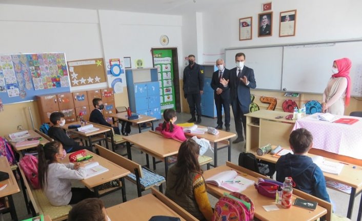 Kaymakam Güldoğan'dan okul ve esnaf ziyareti