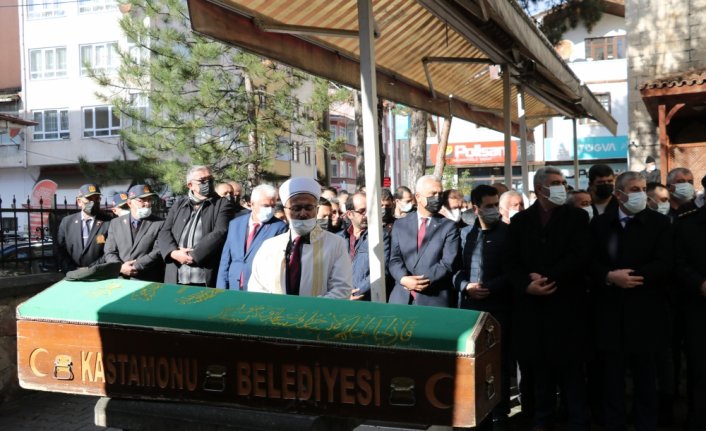 Köyünü terk etmeyerek mezarını beklediği şehit oğlunun yanına defnedildi