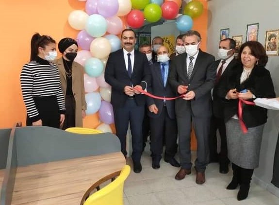 Kütüphanesiz Okul Kalmasın Projesi kapsamında Ladik'te kütüphane kuruldu