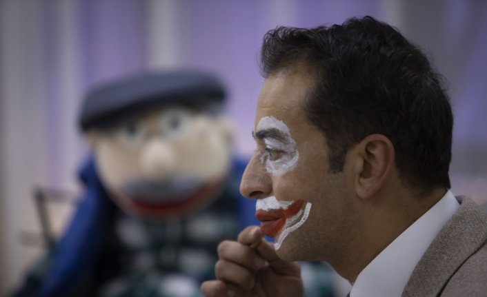 Mahir öğretmen kukla gösterisi ve şarkılarla ders işliyor