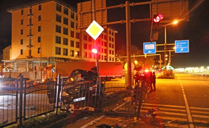 Rize'de tır ile otomobilin çarpıştığı kazada 1 kişi öldü, 1 kişi yaralandı