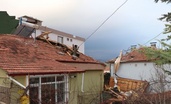 Samsun ve Tokat'ta kuvvetli rüzgar çatıları uçurdu