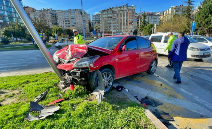 Samsun'da kavşakta çarpışan iki otomobilin sürücüleri yaralandı