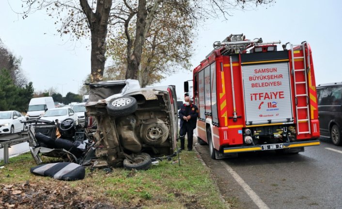 Samsun'da otomobilin refüjdeki ağaca çarptığı kazada 2 kişi öldü