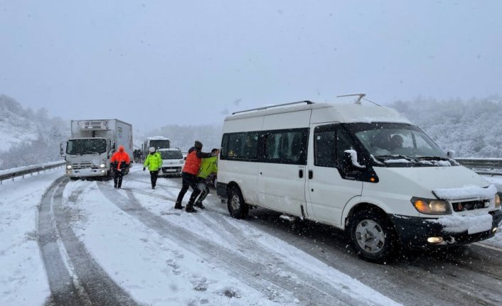 Sinop-Samsun kara yolunda kar nedeniyle ulaşım kontrollü sağlanıyor