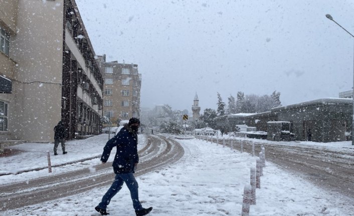 Sinop'ta kar yağışı trafikte aksamalara neden oluyor