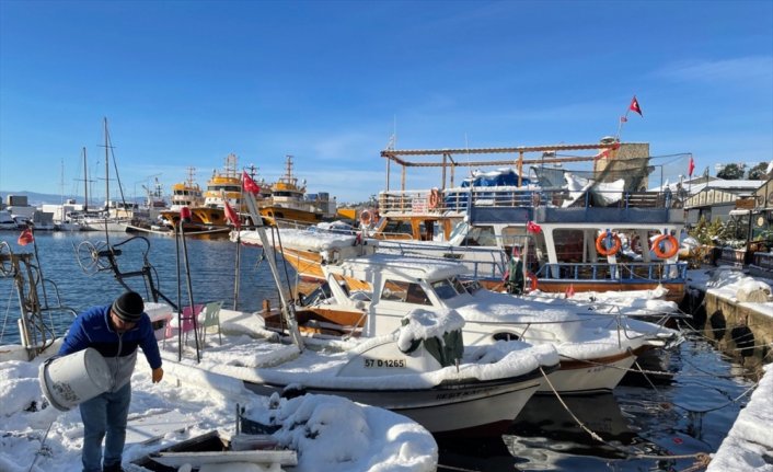 Sinop'ta kar yağışının ardından balıkçı tekneleri beyaza büründü