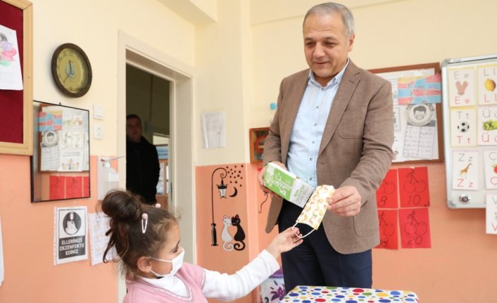 Suluova Belediye Başkanı Üçok, öğrencilere akıllı kalem seti dağıttı