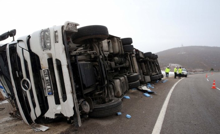 Tokat'ta devrilen et yüklü tırın sürücüsü yaralandı