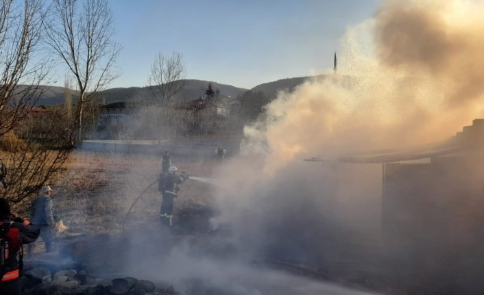 Tokat'ta ev ve ahır yangınında büyükbaş hayvan telef oldu