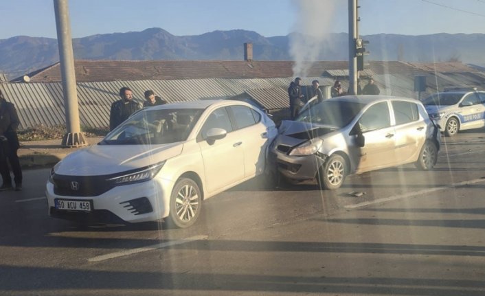 Tokat'ta üç aracın karıştığı kazada 5 kişi yaralandı