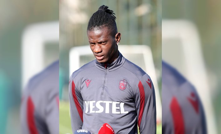 Trabzonsporlu futbolcu Edgar Ie, gazetecilerle buluştu: