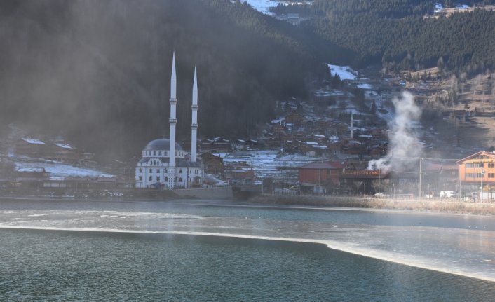 Uzungöl'ün yüzeyinin bir kısmı buz tuttu