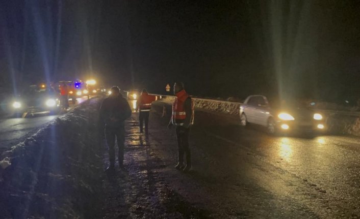 Zonguldak'ta heyelan nedeniyle kara yolunda ulaşım kontrollü sağlanıyor