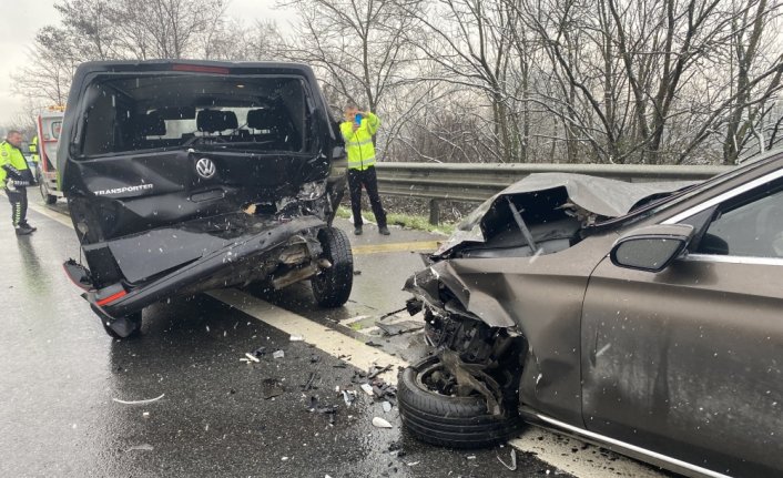 Anadolu Otoyolu'nda otomobil ile minibüs çarpıştı, 6 kişi yaralandı