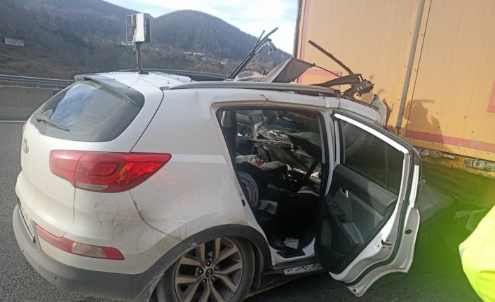 Anadolu Otoyolu'nda tıra çarpan cipteki 2 kişi yaralandı